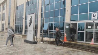 Uşak’ta 2 ayrı uyuşturucu operasyonunda gözaltına alınan 3 kişi çıkarıldıkları