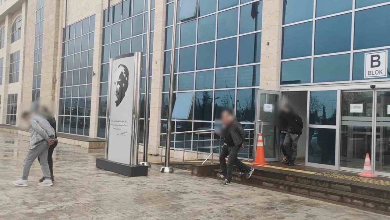 Uşak’ta 2 ayrı uyuşturucu operasyonunda gözaltına alınan 3 kişi çıkarıldıkları