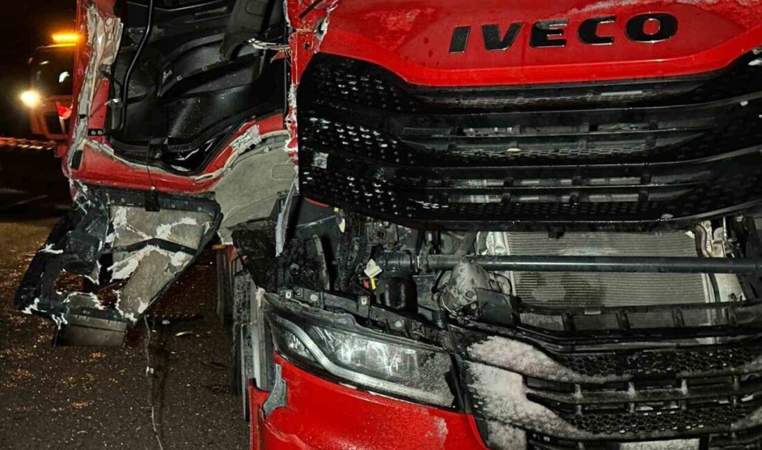 Uşak’ta 2 tırın çarpışması sonucu 1 sürücü yaralanarak hastaneye kaldırıldı.