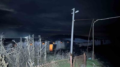 Uşak’ta boş halde bulunan tavuk çiftliğinde çıkan yangın, ekiplerin müdahalesiyle