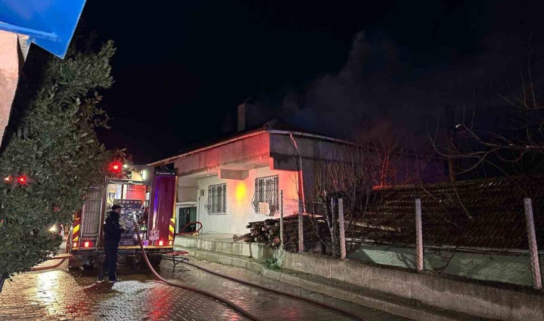 Uşak’ta bir evin çatısında çıkan yangın ekiplerin müdahalesiyle söndürüldü. Yangın,