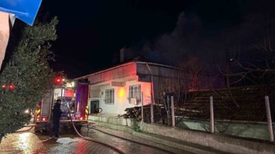 Uşak’ta bir evin çatısında çıkan yangın ekiplerin müdahalesiyle söndürüldü. Yangın,