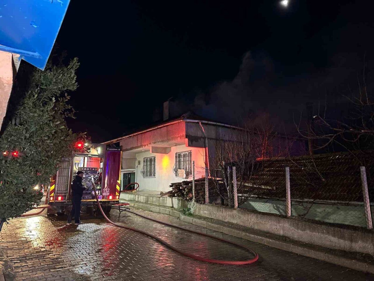 Uşak’ta bir evin çatısında çıkan yangın ekiplerin müdahalesiyle söndürüldü. Yangın,