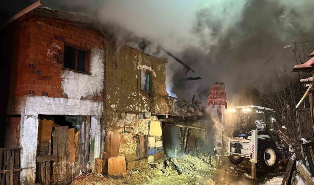 Uşak’ın Banaz ilçesine bağlı Paşacık köyünde meydana gelen ev yangınında