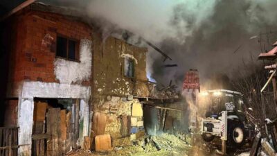 Uşak’ın Banaz ilçesine bağlı Paşacık köyünde meydana gelen ev yangınında
