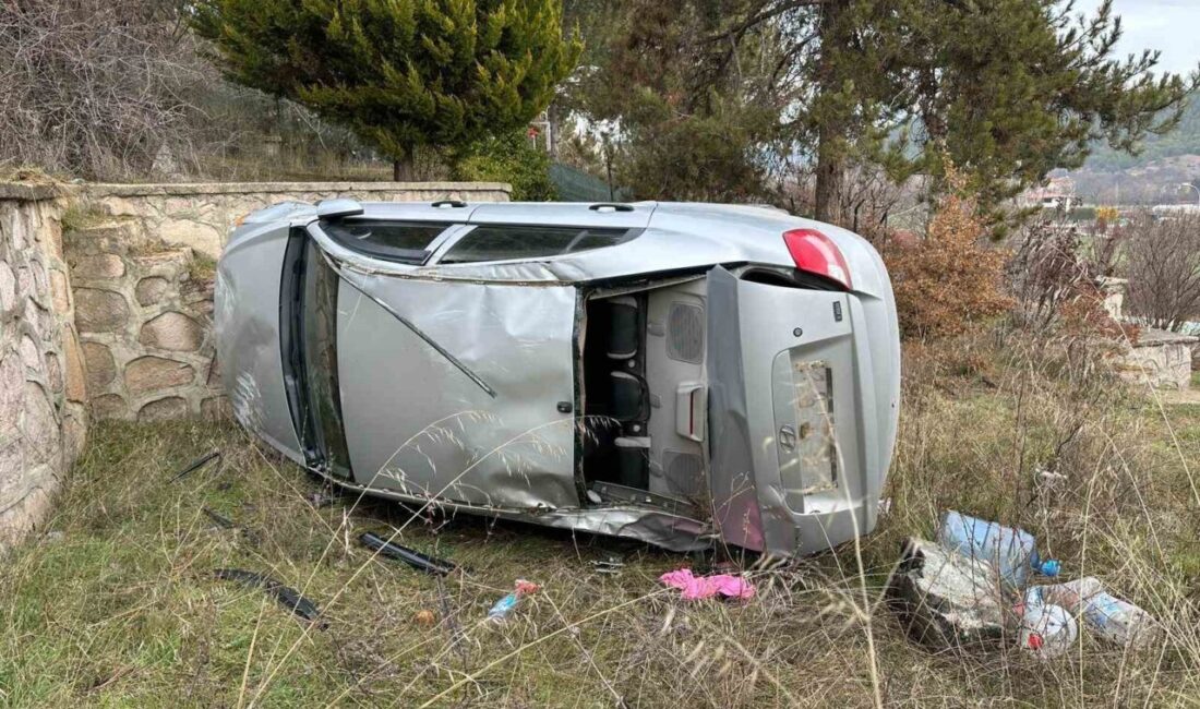 Uşak’ta kontrolden çıkan otomobilin bahçeye devrilmesi sonucu meydana gelen kazada