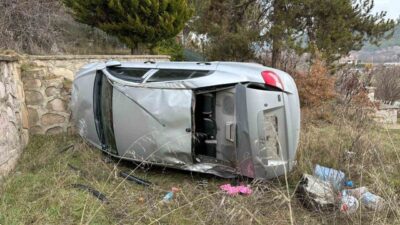 Uşak’ta kontrolden çıkan otomobilin bahçeye devrilmesi sonucu meydana gelen kazada