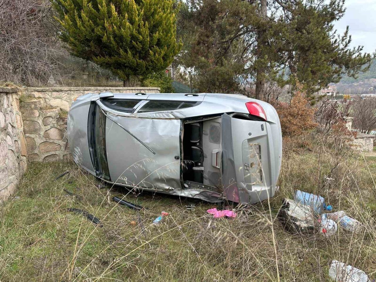 Uşak’ta kontrolden çıkan otomobilin bahçeye devrilmesi sonucu meydana gelen kazada