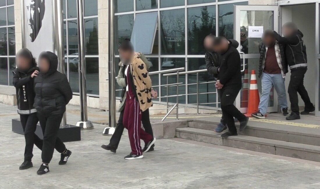 Uşak’ta 4 ayrı gerçekleştiren uyuşturucu operasyonunda, gözaltına alınan 4 kişiden