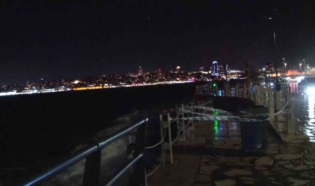 İstanbul’da etkili olan lodos nedeniyle Üsküdar sahilinde dev dalgalar oluştu.