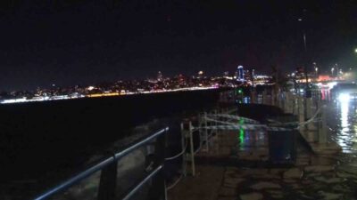 İstanbul’da etkili olan lodos nedeniyle Üsküdar sahilinde dev dalgalar oluştu.