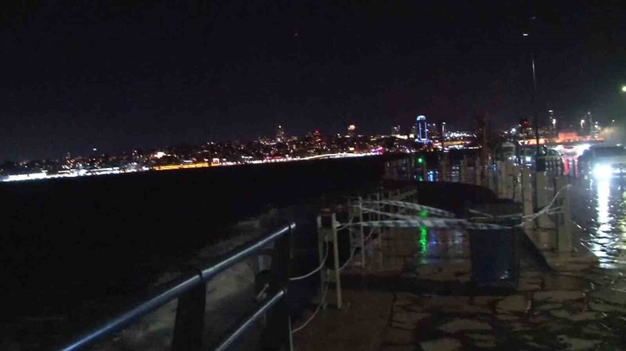 İstanbul’da etkili olan lodos nedeniyle Üsküdar sahilinde dev dalgalar oluştu.
