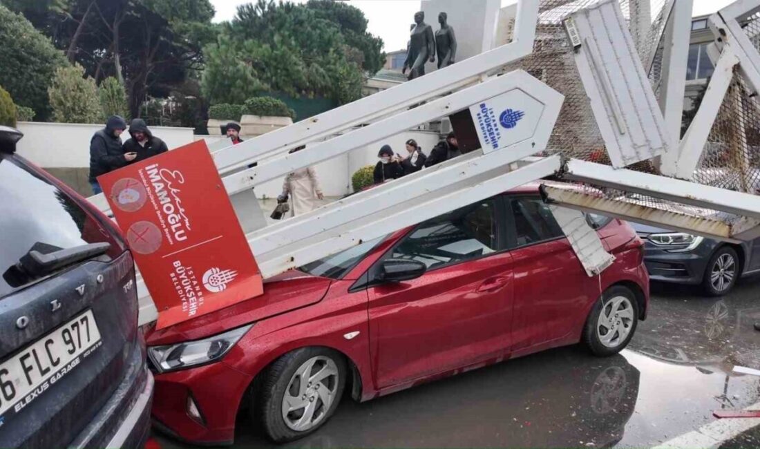Üsküdar’da seyir halinde bulunan bir tırın üstünde taşınan ekskavatörün yol