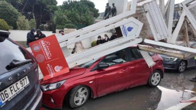 Üsküdar’da seyir halinde bulunan bir tırın üstünde taşınan ekskavatörün yol