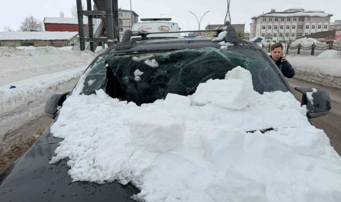 Hakkari’nin Yüksekova ilçesinde bir üst geçitte biriken kar kütlesinin seyir