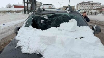 Hakkari’nin Yüksekova ilçesinde bir üst geçitte biriken kar kütlesinin seyir