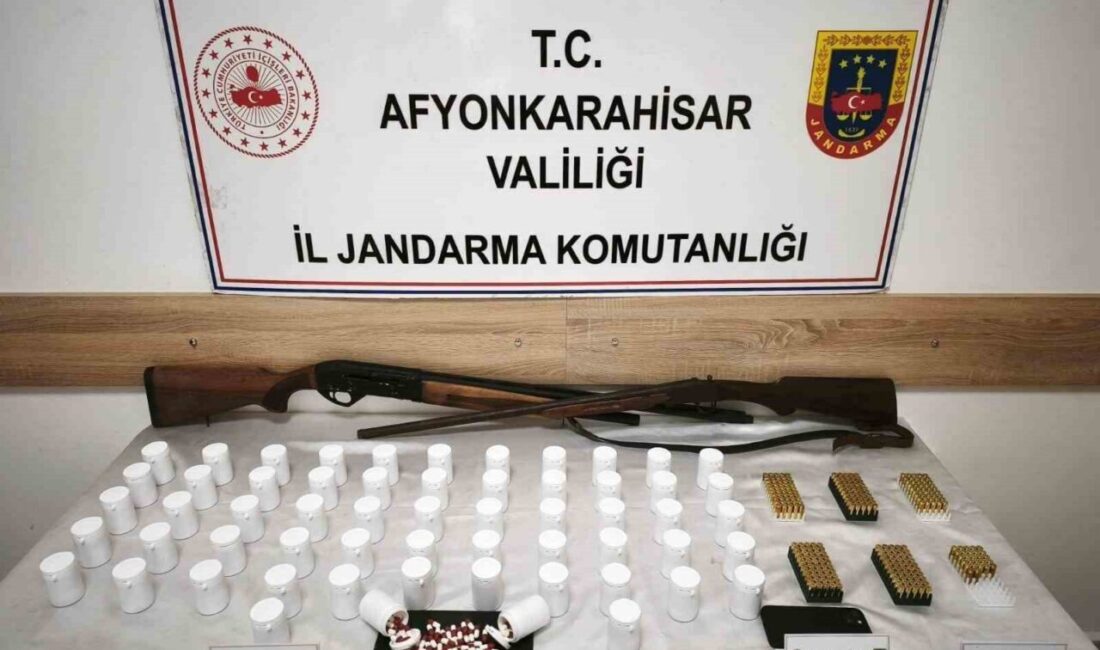 Afyonkarahisar’da jandarma tarafından gerçekleştirilen operasyonda 3304 adet uyuşturucu hapla yakalanan