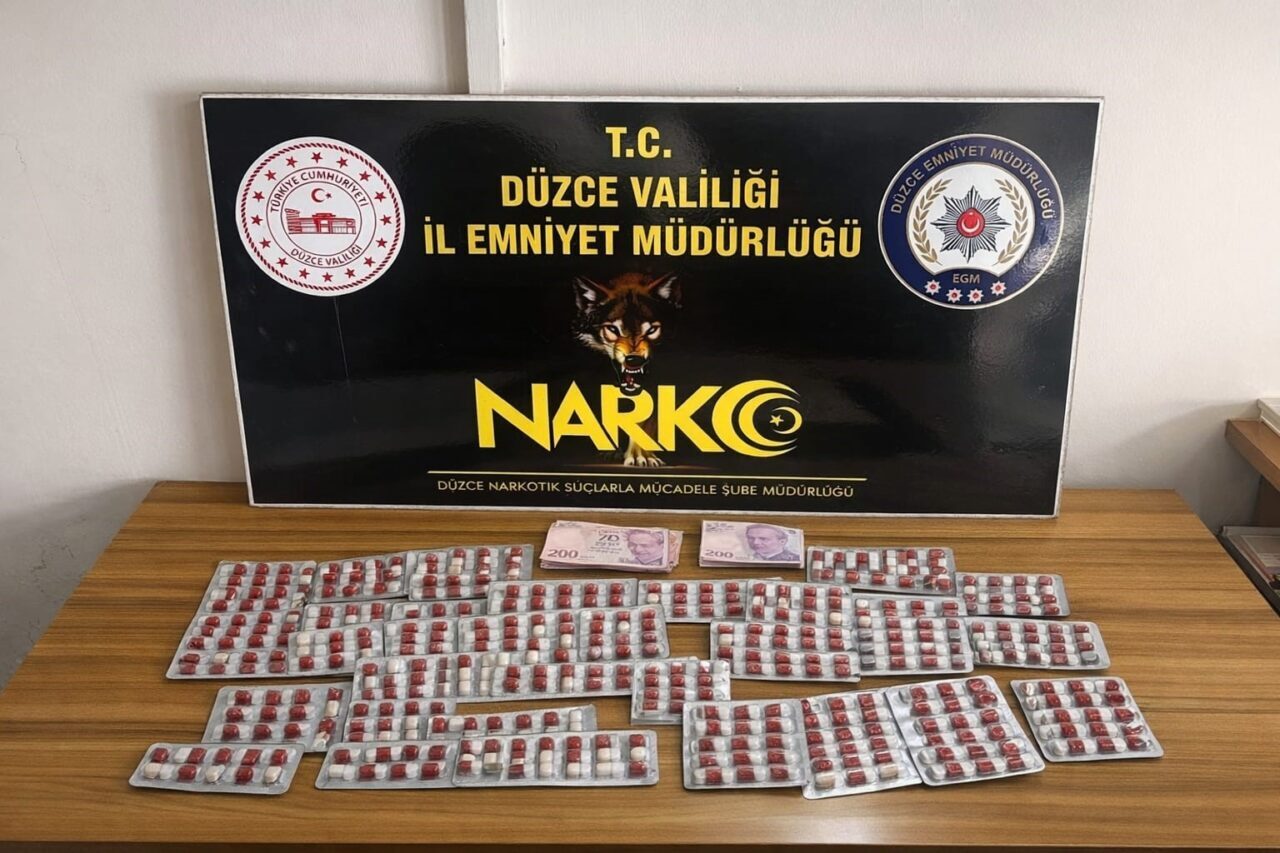 DÜZCE(İHA) – Düzce’de narkotik ve asayiş ekipleri tarafından kent merkezinde