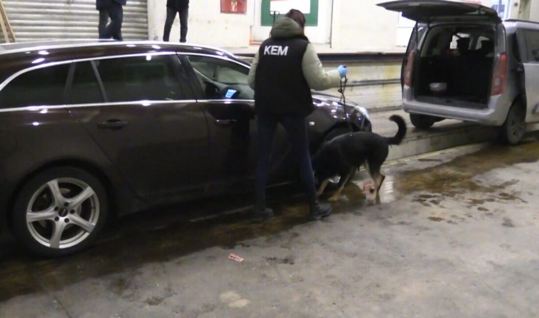 Kapıkule’de yakalanan esrarın tırın çekicisinin tavanında oluşturulan gizli bölmelerin yanı