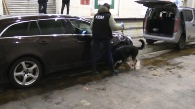 Kapıkule’de yakalanan esrarın tırın çekicisinin tavanında oluşturulan gizli bölmelerin yanı