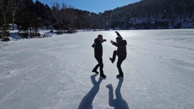Bursalı dağcı yıllar önce başlattığı buz tutan göle girme geleneğini