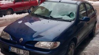 Elazığ’da üzerine çatıdan buz düşen aracın camı kırıldı. Elazığ’da günlerdir