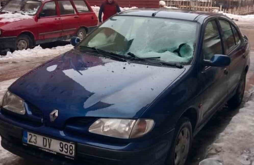 Elazığ’da üzerine çatıdan buz düşen aracın camı kırıldı. Elazığ’da günlerdir