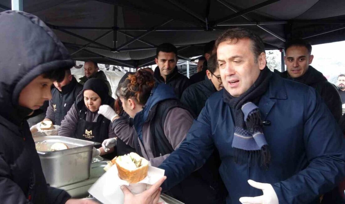 Bilecik’te düzenlenen Gölpark Kış Festivali’ne binlerce kişi soğuk havaya rağmen