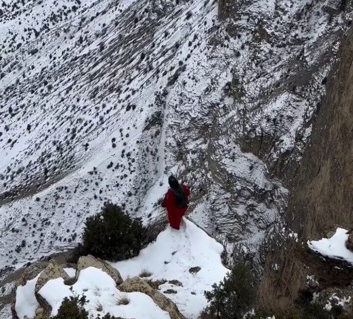 Türkiye’nin ilk wingsuit atlayışını gerçekleştiren profesyonel base-jumper, kamuoyunda “Sincap Adam”