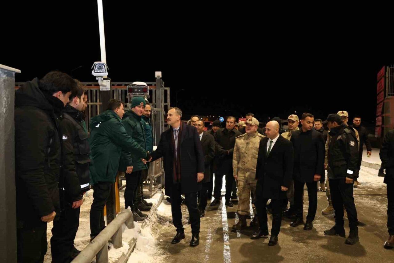 Ağrı Valisi Önder Bozkurt, il genelinde yürütülen kamu hizmetleri, sosyal