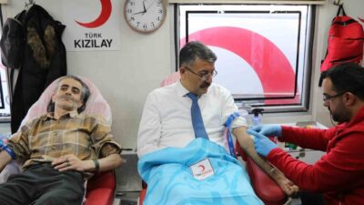 Hakkari Valisi Ali Çelik, “Birbirimize candan bağlıyız” sloganıyla başlatılan kan