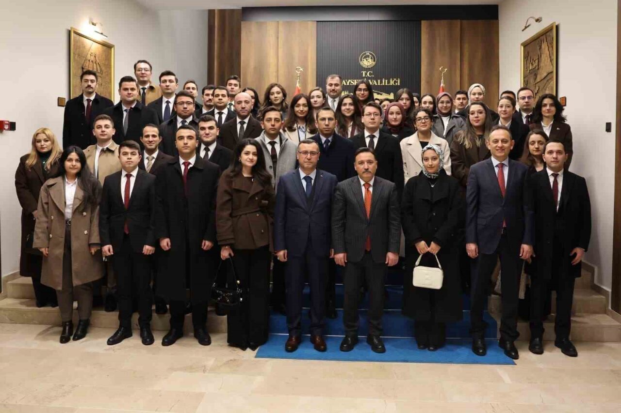 Kayseri Valisi Gökmen Çiçek; hâkim ve savcı yardımcılarıyla bir araya