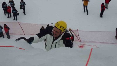 Erzurum Valisi Mustafa Çiftçi, Palandöken Kayak Merkezi’nde yapılan yapay buz