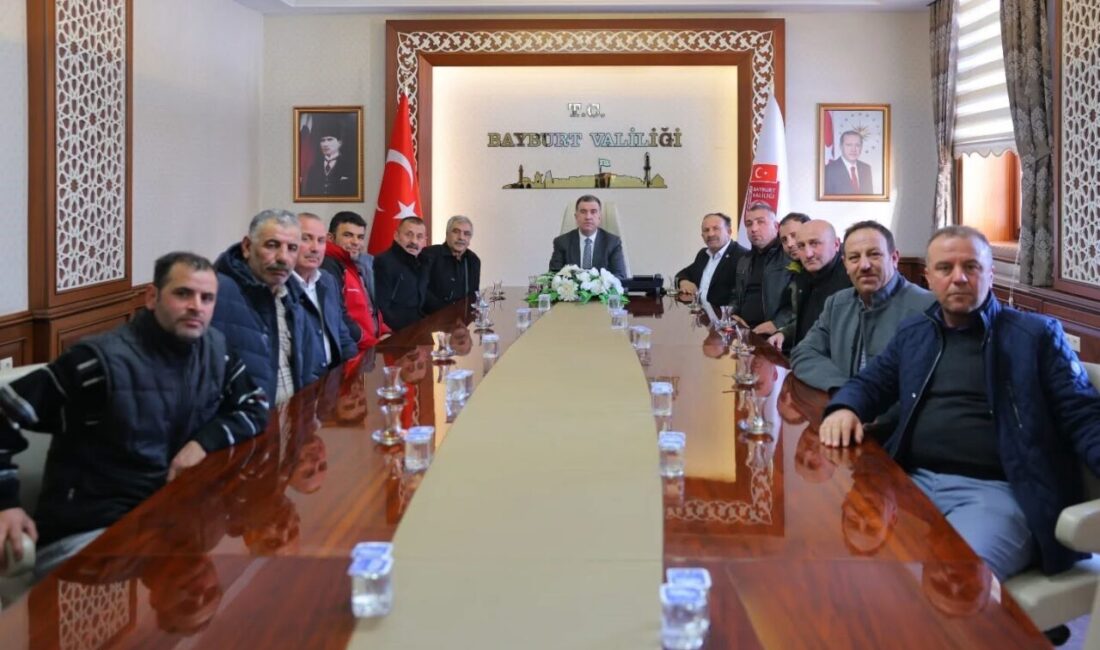 Bayburt Muhtarlar Derneği Başkanı Huzeyfe Budak ve beraberindeki muhtarlar, köylerin