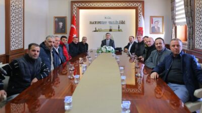 Bayburt Muhtarlar Derneği Başkanı Huzeyfe Budak ve beraberindeki muhtarlar, köylerin