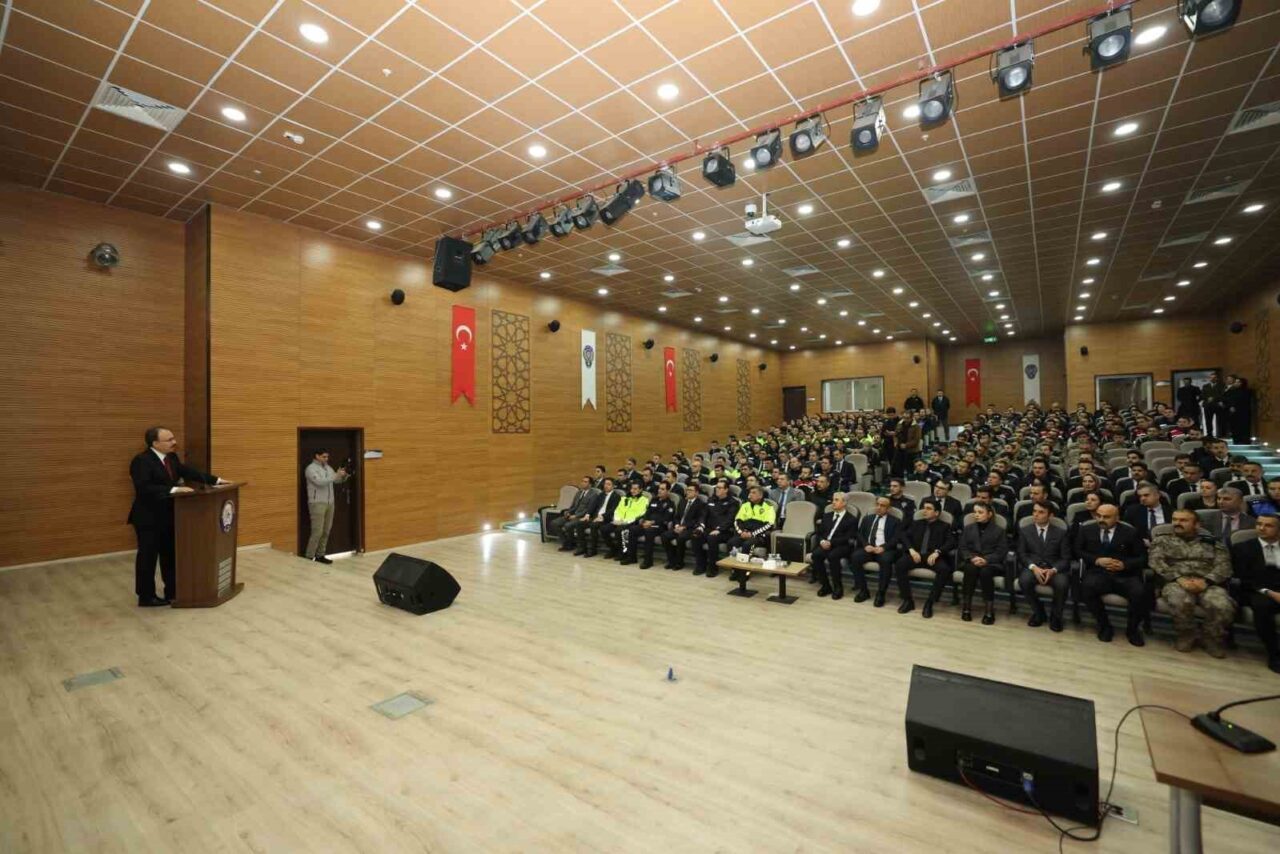 Siirt Valisi Dr. Kemal Kızılkaya, İl Emniyet Müdürlüğü’nü ziyaret ederek,