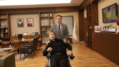 Kütahya Valisi Musa Işın, engelli vatandaş İsmet Öksüz’ü valilik makamında
