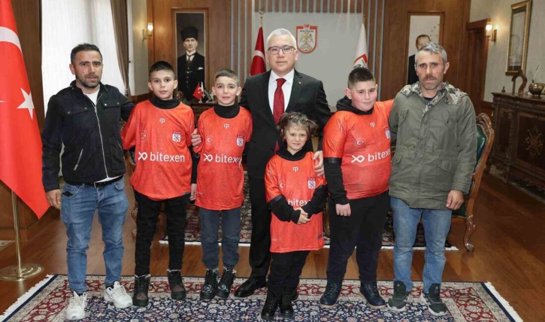 Sivas Valisi Yılmaz Şimşek, kardan Kız Kulesi maketi inşa ederek