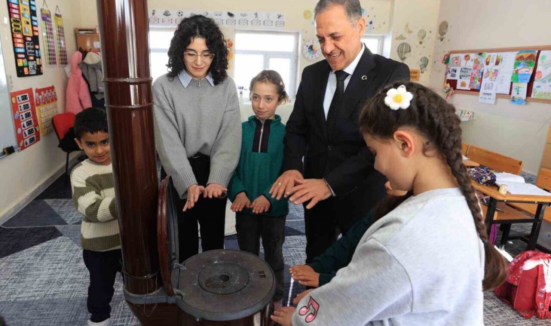 Bingöl Valisi Dr. Ahmet Hamdi Usta, sobanın başında köy okulunun