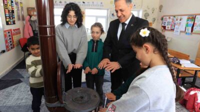 Bingöl Valisi Dr. Ahmet Hamdi Usta, sobanın başında köy okulunun