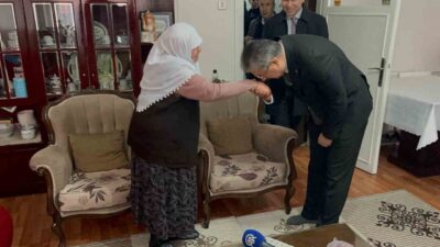 Eskişehir Valisi Dr. Erdinç Yılmaz, 78 yaşındaki Hicran Şentürk’ü tek