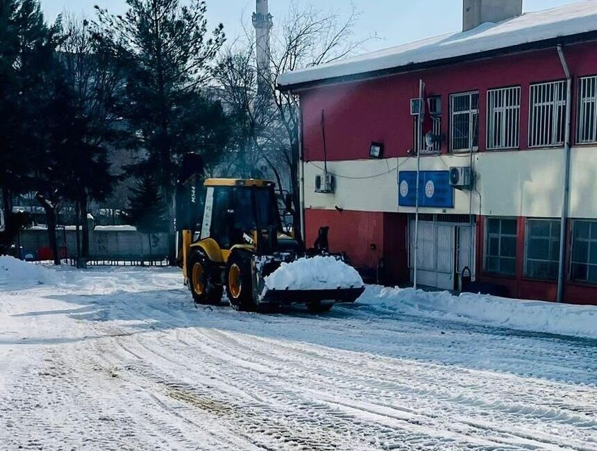 Diyarbakır Valisi Murat Zorluoğlu, 4 ilçede 470 okulun temizlendiğini bildirdi.