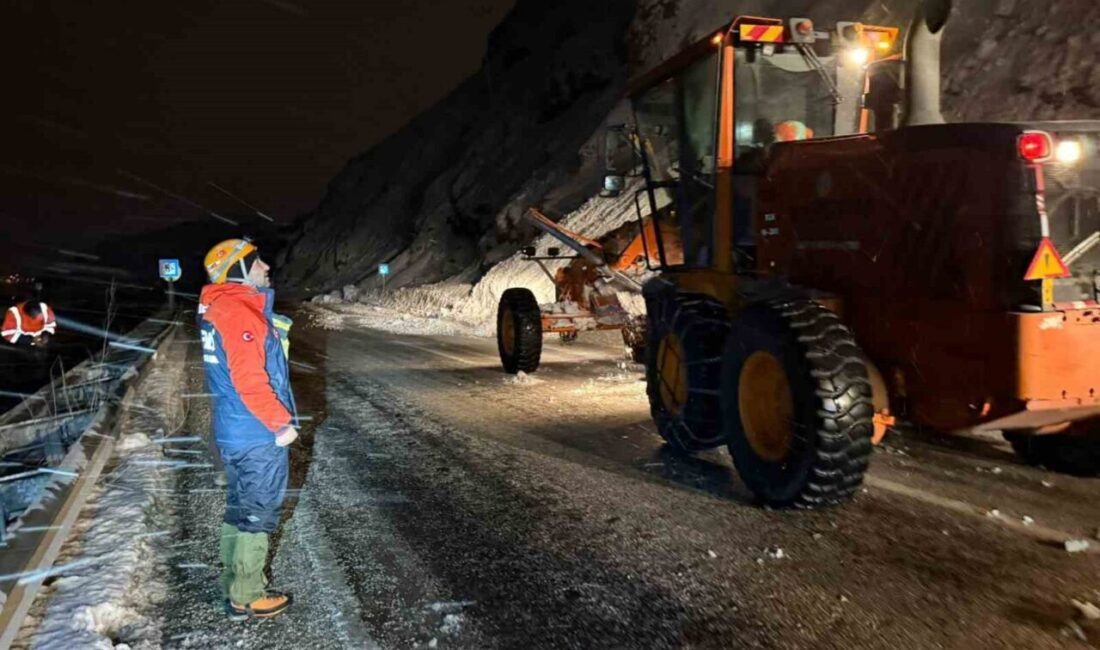 Van’ın Gevaş ilçesinde çığ düşmesi sonucu Van-Bitlis karayolu ulaşıma kapandı.