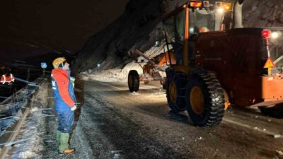 Van’ın Gevaş ilçesinde çığ düşmesi sonucu Van-Bitlis karayolu ulaşıma kapandı.