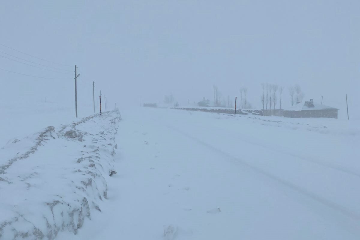 Van’da etkili olan kar yağışı, tipi ve sis nedeniyle Çatak