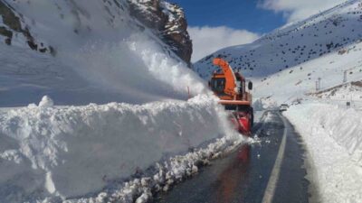 Van’ın Çatak ilçesine ulaşımı sağlayan karayoluna düşen çığ nedeniyle yol