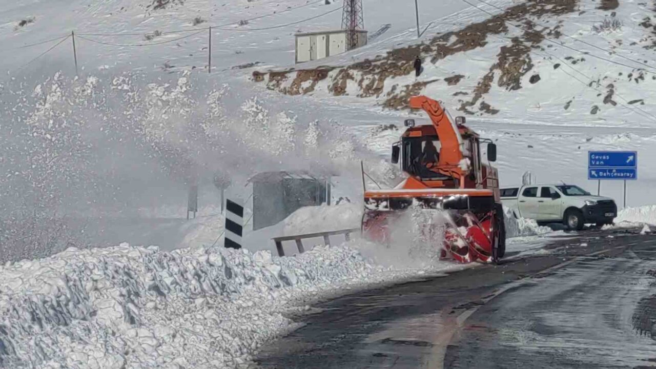 Van-Çatak kara yolu 5 gün önce düşen çığdan dolayı ulaşıma