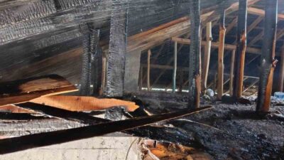 Van’ın Gevaş ilçesinde bir evin çatı katında çıkan yangın, itfaiye