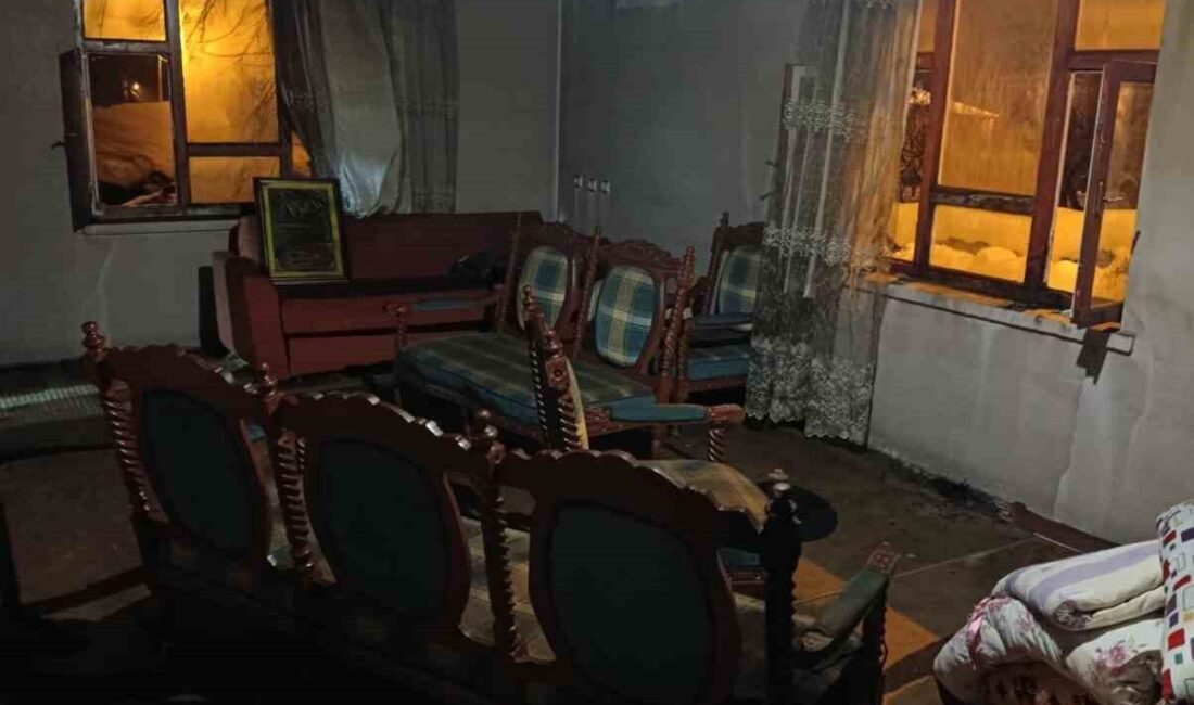 Van’ın Muradiye ilçesinde bir evde çıkan yangın, itfaiye ekipleri tarafından