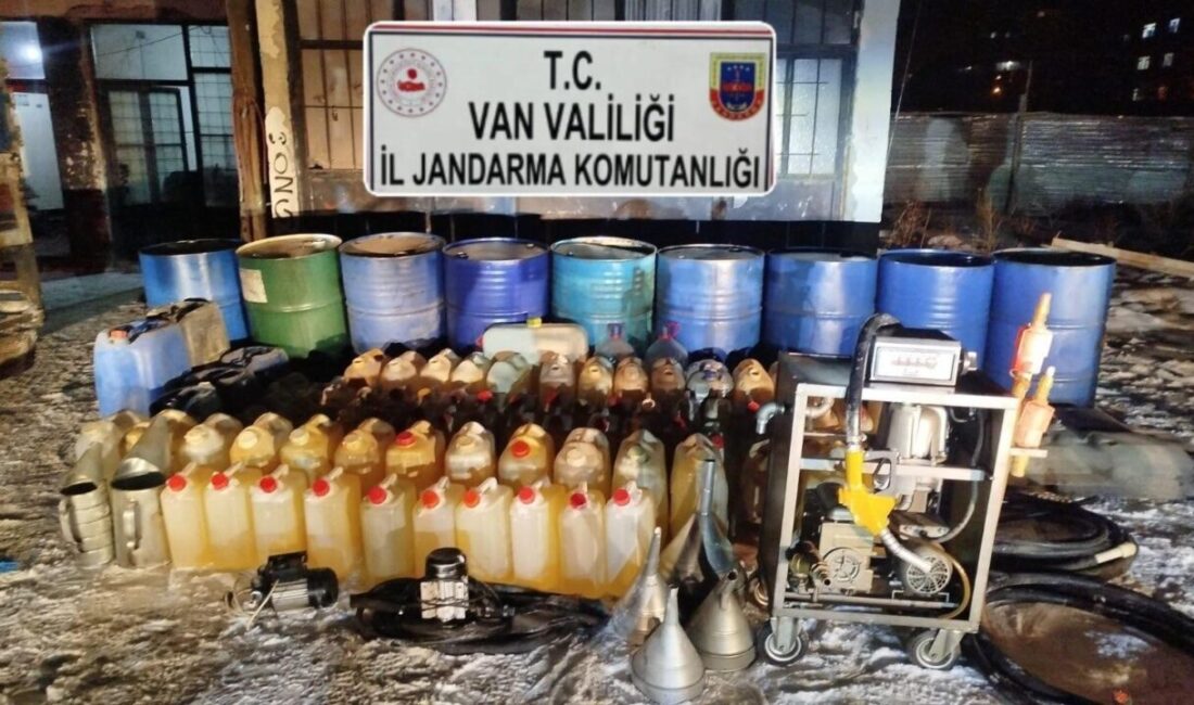 Van’da jandarma ekiplerince yürütülen çalışmalar sonucunda kaçak akaryakıt ve sentetik